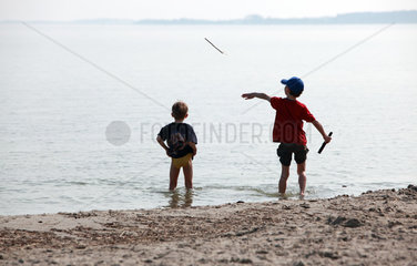 Klink  Deutschland  Kinder spielen am Strand
