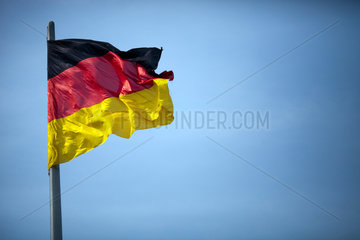 Berlin  Deutschland  Deutschlandfahne vor blauem Himmel