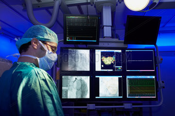 Berlin  Kardiologe vor Monitoren einer hochmoderne kardiologischen Ambulanz