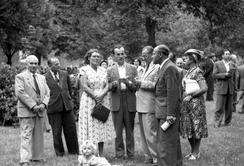 Hoppegarten  DDR  Otto Grotewohl (Dritter von rechts)  Ministerpraesident der DDR  und Gattin Johanna (rechts)