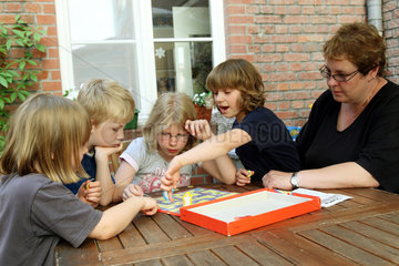 Berlin  Deutschland  Kinderdorf-Mutter beim Spielen mit den Kindern