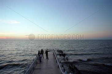 Menschen auf einer Mole an der Ostsee  Swetlogorsk (Rauschen)  Russland