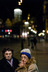 Posen  Polen  zwei aeltere Damen abends auf dem Alten Markt