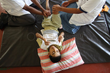 Kundasale  Sri Lanka  Junge erhaelt physiotherapeutische Uebungen