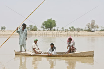 Dadu  Pakistan  Pakistaner ueberqueren einen Fluss