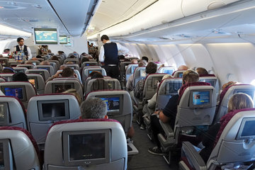 Doha  Katar  Passagiere und Flugbegleiter in einer Flugzeugkabine