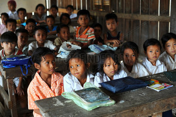 Sre Ambel  Kambodscha  Kinder sitzen in der Schule
