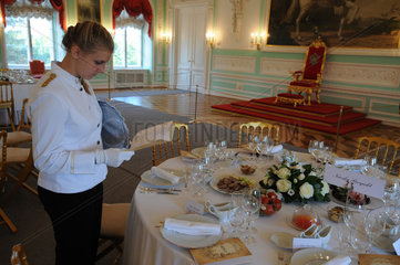 Sankt Petersburg  Russland  Vorbereitungen fuer ein Galadiner im Palast von Peterhof