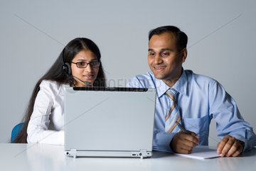 Freiburg  Deutschland  zwei indische Programmierer vor einem Laptop