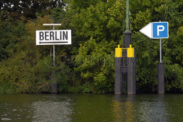 Berlin  Deutschland  Schilder am Seddinsee