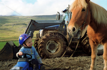 Varmahlid  Kind mit Island-Pferd