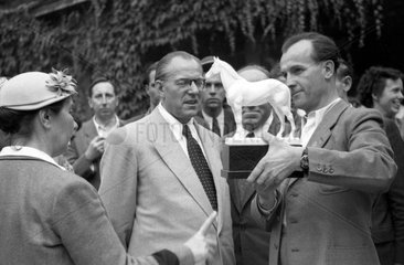 Hoppegarten  DDR  Otto Grotewohl (Mitte)  Ministerpraesident der DDR  schaut sich ein Porzellanpferd an