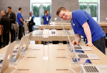 Berlin  Deutschland  Macbooks im neuen Apple Store Berlin