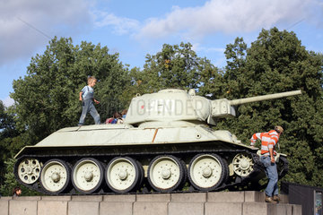 Berlin  Deutschland  Kinder spielen auf dem Panzer des sowjetischen Ehrenmals