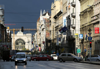 Budapest  Ungarn  Strassenverkehr in der Innenstadt