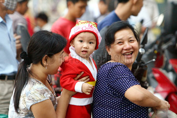 Vietnam  zwei vietnamesische Frauen mit einem Kind