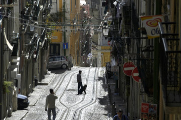 Strassenszene in der Altstadt von Lissabon