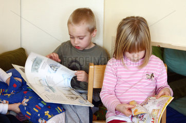 Berlin  Junge und Maedchen lesen Kinderbuecher