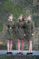 Singende Maedchen in Militaeruniformen  Kaliningrad  Russland