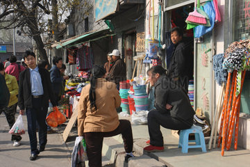Peking  Geschaefte im Altstadtviertel