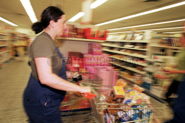 Frau beim Einkaufen in einem Supermarkt