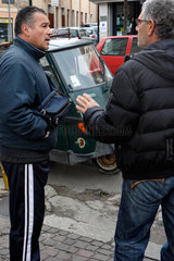 Oristano  Italien  zwei Maenner unterhalten sich am Strassenrand
