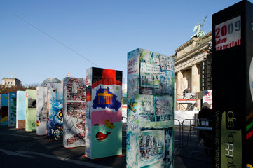 Berlin  Deutschland  Dominosteine symbolisieren die Berliner Mauer