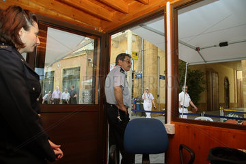 Nikosia  Republik Zypern  Polizisten am Grenzuebergang Ledra Street