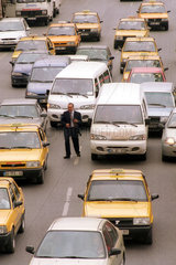 Autos im Stau auf einer Hauptstrasse in Istanbul