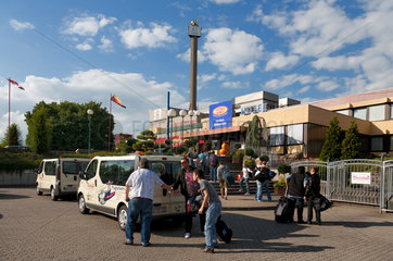 Kalkar  Deutschland  Besucher im Eingangsbereich des Wunderlandes Kalkar