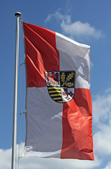 Brueck  Deutschland  Fahne mit dem Wappen des Landkreis Potsdam-Mittelmark