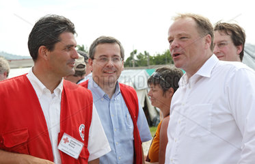 Carrefour  Haiti  Dirk Niebel (re.)  FDP im Gespraech mit Johannes Schad (li) DRK