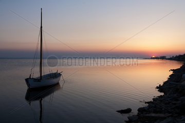 Kussfeld  Polen  Segelboot bei Sonnenuntergang in der Danziger Bucht