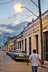 Santiago de Cuba  Kuba  Strassenansicht bei Daemmerung