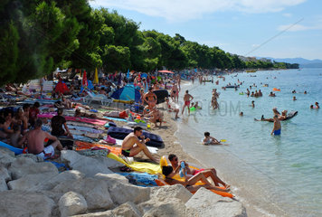 Zivogosce  Kroatien  Badegaeste am Strand an der Makarska Riviera