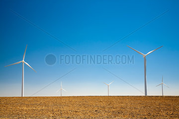 Sanlucar de Barrameda  Spanien  Windkraftraeder unter strahlend blauem Himmel