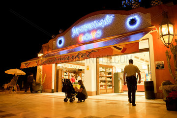Playa de las Americas  Spanien  beleuchteter Supermarkt am Abend auf Teneriffa