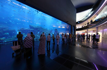 Dubai  Vereinigte Arabische Emirate  Besucher vorm Dubai Aquarium der Mall of Dubai