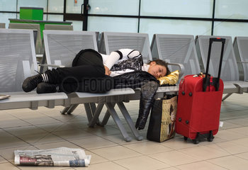 Bergamo  Italien  schlafende Frau am Flughafen