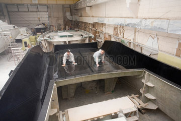 Stettin  Polen  Arbeiter polieren den Rumpf eines im Bau befindlichen Katamarans