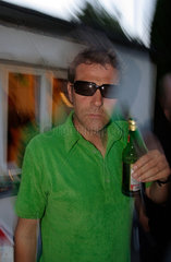 Berlin  Mann mit Bierflasche