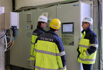 Ludwigsfelde  Deutschland  Siemens-Techniker in der Kuehlwasseraufbereitungsanlage des Clean Energy Center