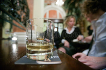 Dublin  Irland  Glas Whisky auf dem Tresen eines Pubs
