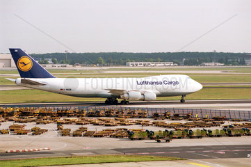 Flugzeug der Lufthansa Cargo rollt zum Start