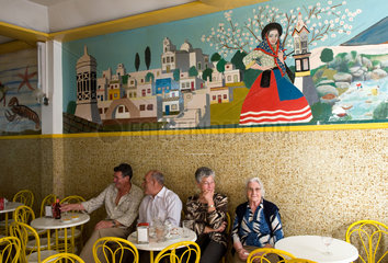 Fuseta  Portugal  Portugiesen sitzen in einem Cafe