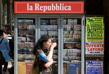 Mailand  Italien  Zeitungskiosk mit Werbung der Zeitung La Repubblica