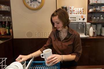 Guebwiller  Frankreich  junge Angestellte in dem Cafe einer Konditorei