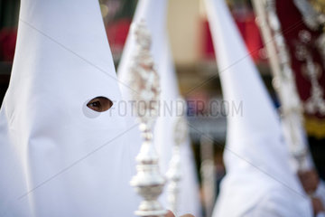 Sevilla  Spanien  Glaeubige in weissen Gewaendern bei einer Prozession am Palmsonntag