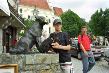 Eine Hundeskulptur in Kazimierz Dolny  Polen