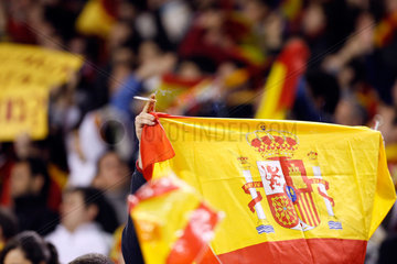 Sevilla  Spanien  die spanische Nationalflagge wird von einem rauchenden Fan gehalten